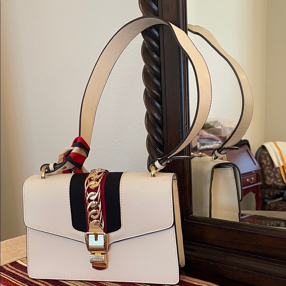 Chic Cream and Black Shoulder Bag with Gold Chain